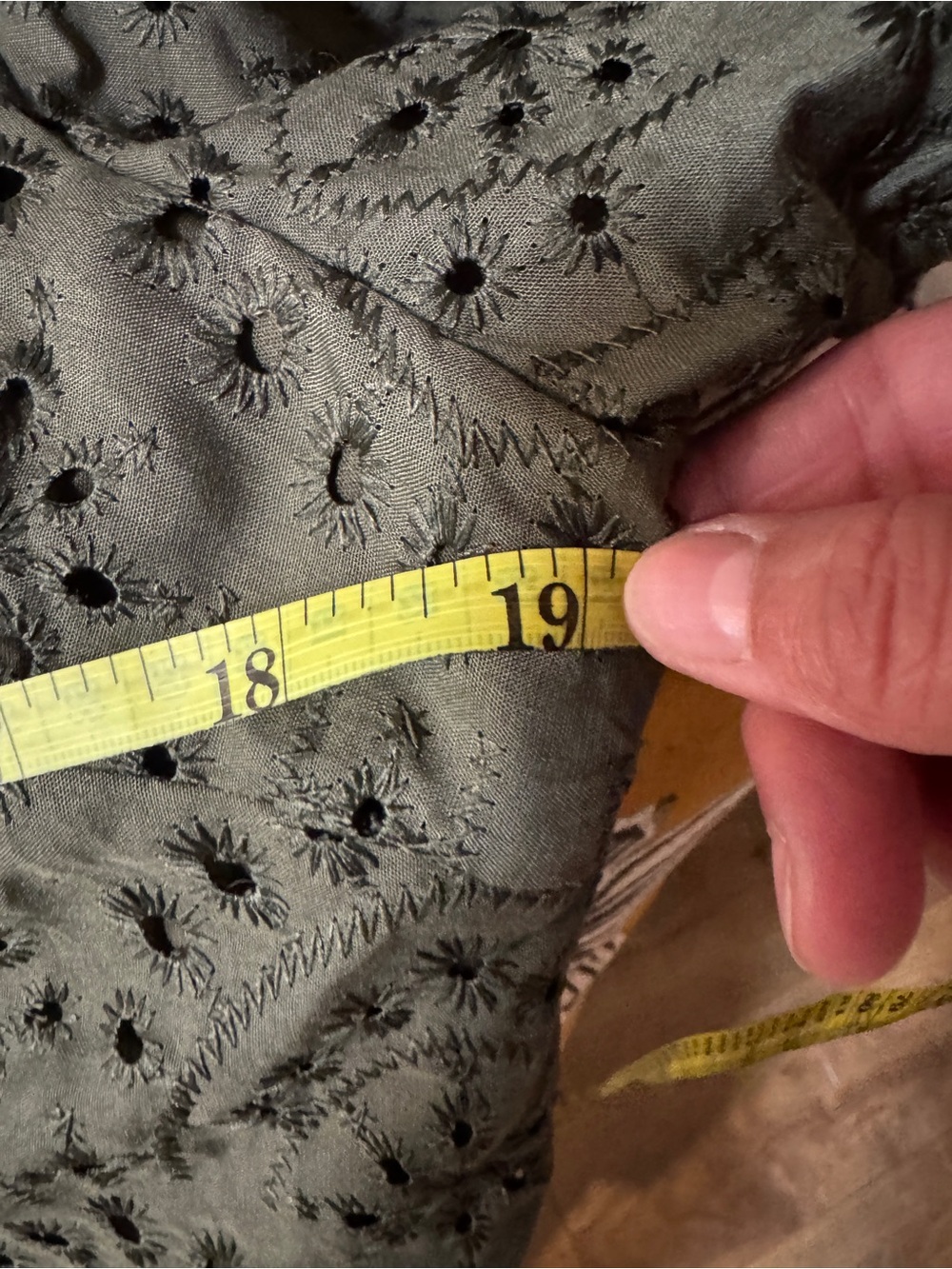Boohoo Olive Eyelet V-Neck Short Sleeve Top - Picture 4 of 6